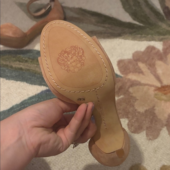 Tan suede heels - Picture 4 of 4